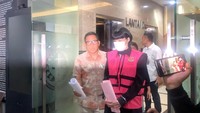 Foto: Tersangka lainnya yang merupakan advokat yakni Marcella Santoso. Marcella terlihat pasrah saat kedua tangannya diborgol. (Mulia/detikcom)