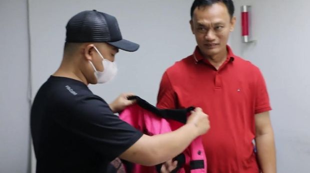 Penampakan hakim Arif Nuryanta tersangka suap Rp 60 miliar pakai kaus saat ditangkap Kejaksaan Agung. (Dok Kejaksaan Agung). Penampakan hakim Arif Nuryanta tersangka suap Rp 60 miliar pakai kaus saat ditangkap Kejaksaan Agung. (Dok Kejaksaan Agung).