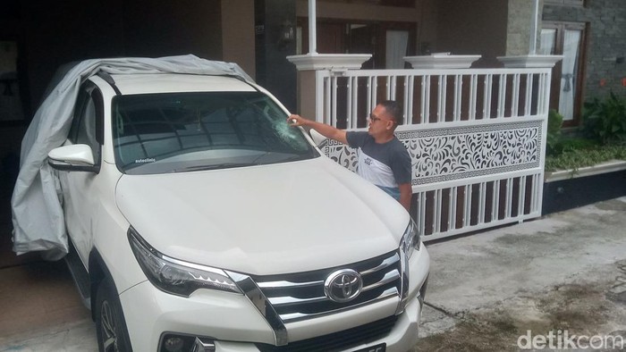 Penampakan kaca mobil Fortuner pecah usai dilempar batu di Klaten.
