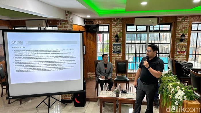 Peneliti LSI, Yoes C Kenawas memaparkan hasil survei pengetahuan publik terhadap Revisi KUHAP (Devi/detikcom).