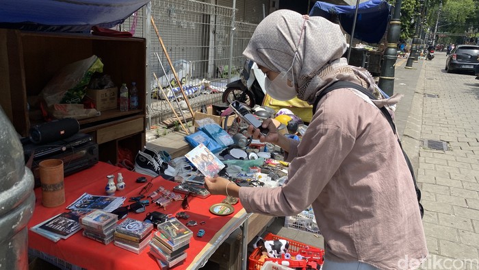 Pengunjung melihat-lihat barang di pasar loak Kota Lama, Semarang, Minggu (13/4/2025).