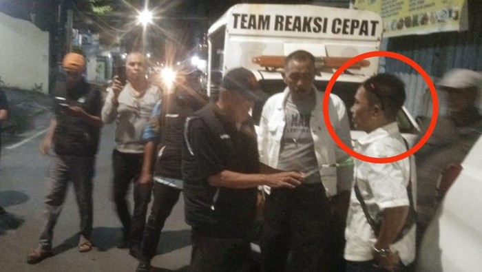 Perumda Parkir Makassar Raya mengamankan jukir liar di depan salah satu rumah makan.