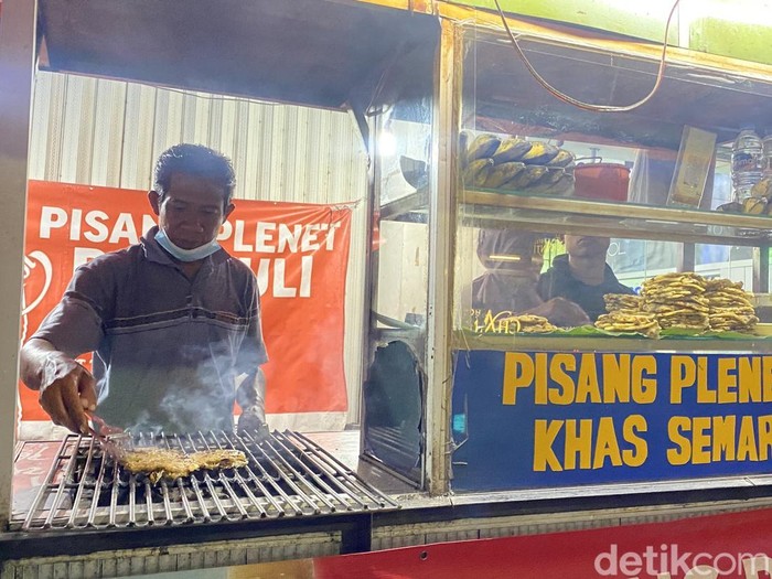 Pisang Plenet Pak Yuli di Jalan Gajahmada, Kelurahan Kembangsari, Kecamatan Semarang Tengah, Kota Semarang, Sabtu (11/4/2025).
