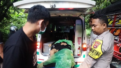 Polisi mengevakuasi korban kecelakaan lalu lintas di Sembalun, Lombok Timur, NTB, Minggu (13/4/2025). (Foto: Dok. Humas Polres Lombok Timur)