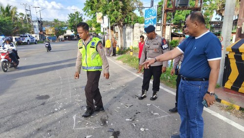 Polisi saat melakukan olah TKP di lokasi tabrakan di Jalan Pahlawan, Kelurahan Nunbaun Sabu, Kecamatan Alak, Kota Kupang, NTT, Minggu (13/4/2025).