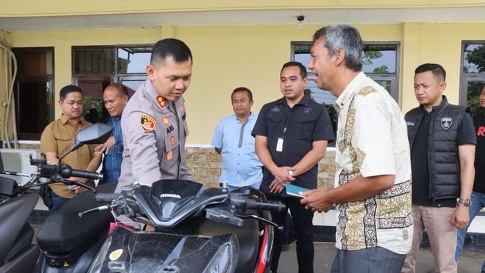 Polisi saat mengembalikan motor yang hilang