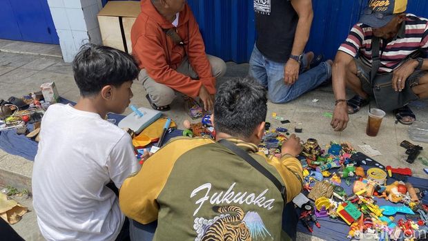 Potret muda mudi berburu barang lawas di pasar loak Kota Lama, Semarang. Minggu (13/4/2025).