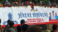 Ribuan warga mengikuti mancing massal di Situ Gedung Kesenian, Cibinong, Kabupaten Bogor, Jawa Barat.