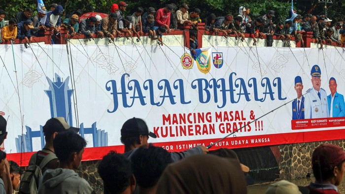 Warga mengikuti mancing massal di Situ Gedung Kesenian, Cibinong, Kabupaten Bogor, Jawa Barat, Minggu (13/4/2025). Mancing massal yang diselenggarakan Pemerintah Kabupaten Bogor itu sebagai ajang halalbihalal warga, dan diikuti oleh ribuan peserta dengan total ikan mas (Cyprinus carpio) yang disediakan sebanyak satu ton.