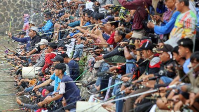 Potret Ribuan Warga Mancing Massal di Bogor