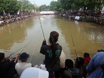 Video: Ini Dia Spot Tenang Buat Mancing di Tengah Sibuknya Pusat Kota Jakarta!