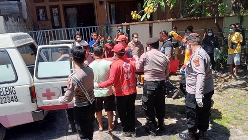 Proses evakuasi jenazah pria lansia yang ditemukan tewas di rumahnya di Buleleng, Minggu (13/4/2025).