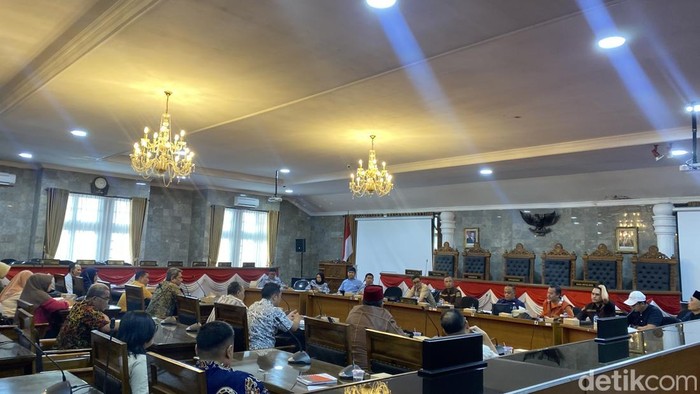 Rapat dengar pendapat DPRD Kota Sukabumi dengan SKPD penghasil PAD