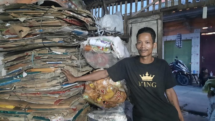 Runendi, pengusaha barang rongsokan dan nasabah BRI di Plumpang, Jakarta Utara.