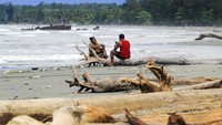 Sampah berupa kayu itu terdampar di sepanjang pantai akibat gelombang tinggi disertai angin kencang. 