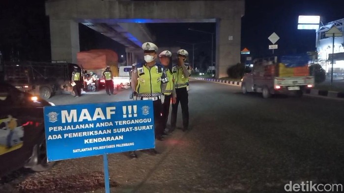 Satlantas Polrestabes Palembang melakukan pemeriksaan kendaraan