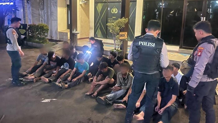 Sebanyak 19 remaja hendak tawuran di Jakbar diamankan polisi, sejumlah sajam disita (Dok istimewa).
