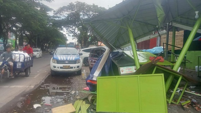Sebuah mobil menabrak warung di Jalan Tun Abdul Razak Gowa.