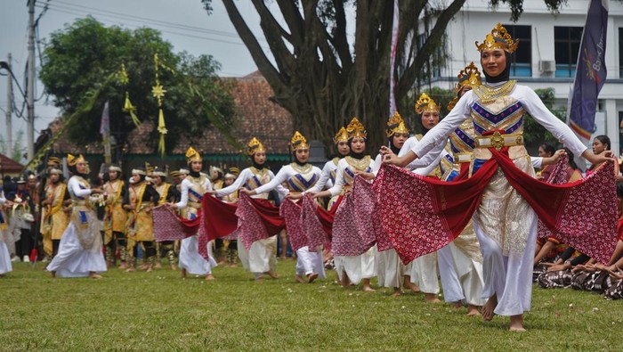 Sendratari Babad Mahardika Meriahkan Hari Jadi Kota Magelang Sendratari Babad Mahardika turut memerikan peringatan Hari Jadi ke-1119 Kota Magelang. Sendratari itu ditampilkan oleh ratusan pelajar.