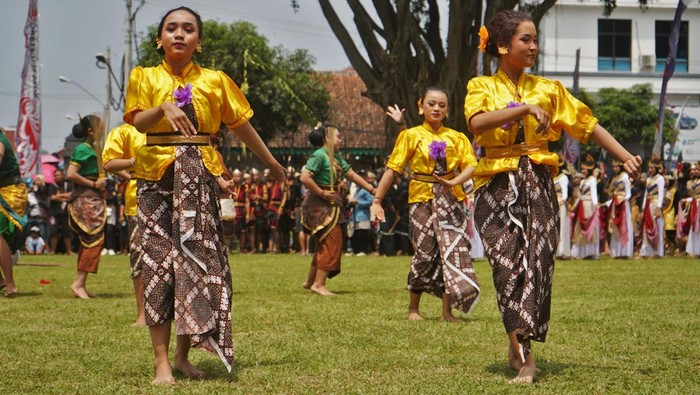 Sendratari Babad Mahardika turut memerikan peringatan Hari Jadi ke-1119 Kota Magelang. Sendratari itu ditampilkan oleh ratusan pelajar.