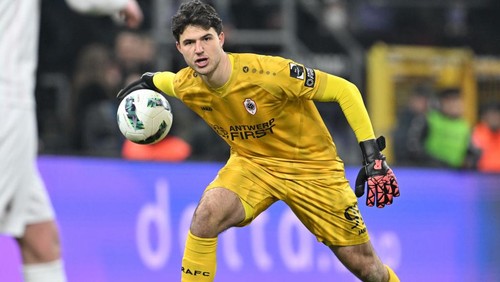 ANDERLECHT, BELGIUM - JANUARY 16: goalkeeper Senne Lammens (91) of Antwerp pictured during the Croky Cup semi final first leg in season 2024 - 2025  between RSC Anderlecht and Royal Antwerp FC on January 16 , 2025 in Anderlecht, Belgium. (Photo by Isosport/MB Media/Getty Images)