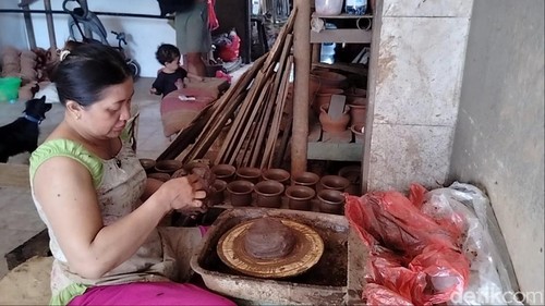 Seorang perajin gerabah di Kelurahan Kapal, Badung, Bali, juga telaten membentuk coblong berbahan tanah liat, Minggu sore (13/4/2025). (Agus Eka)