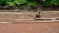 Anak-anak bermain lori di Kampung Ciherang, Desa Cihaurkuning, Malangbong, Kabupaten Garut, Jawa Barat, Minggu (13/4/2025).