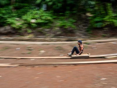 Mengintip Keseruan Bocah Garut Bermain Lori di Kampung