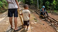 Anak-anak terlihat senang dengan permainan tradisional tersebut.  