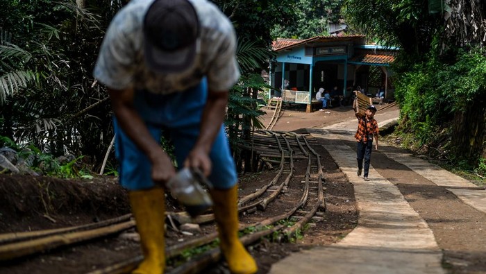 Anak-anak bermain permainan tradisional lori dari pohon aren di Kampung Ciherang, Desa Cihaurkuning, Malangbong, Kabupaten Garut, Jawa Barat, Minggu (13/4/2025). Permainan tradisional lori yang terbuat dari pohon aren sepanjang 120 meter hasil dari swadaya masyarakat tersebut dibuat kembali untuk melestarikan permainan tradisional dari Malangbong, Kabupaten Garut serta ditujukan sebagai salah satu upaya menghindari kecanduan gawai pada anak.