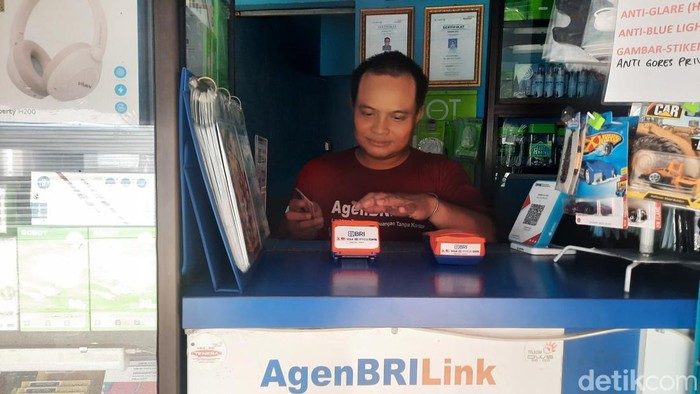 Sosrowandi, agen BRILink di Plumpang, Jakarta Utara.