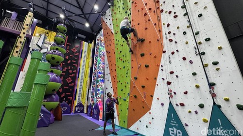 Suasana arena bermain Clip n’ Climb Bali yang memiliki 25 dinding panjat tematik dan 3 wahana ekstrem di Denpasar, Bali. (I Nyoman Adhisthaya Sawitra)