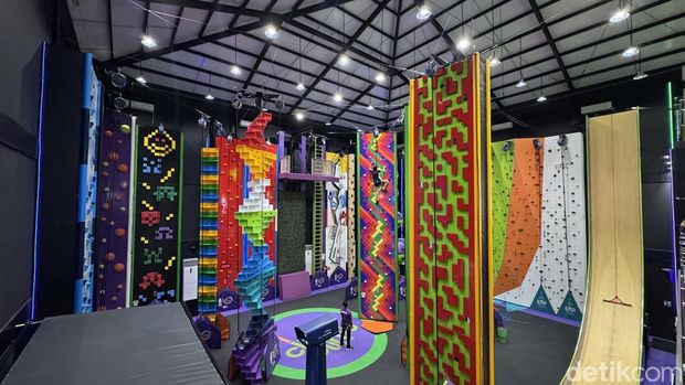 Suasana arena bermain Clip n' Climb Bali yang memiliki 25 dinding panjat tematik dan 3 wahana ekstrem di Denpasar, Bali. (I Nyoman Adhisthaya Sawitra)