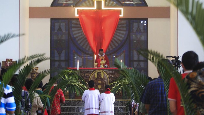 Sejumlah umat Katolik mengikuti misa perayaan Minggu Palim di Gereja Katolik Santo Petrus Argapura, Kota Jayapura, Papua, Minggu  (13/4/2025). Umat Katolik di seluruh dunia mulai memasuki masa pekan suci yang diawali dengan perayaan Minggu Palma untuk mengenang Yesus masuk ke Kota Yerusalem dan dielu-elukan oleh orang banyak dengan daun palma di tangan. ANTARA FOTO/Gusti Tanati.