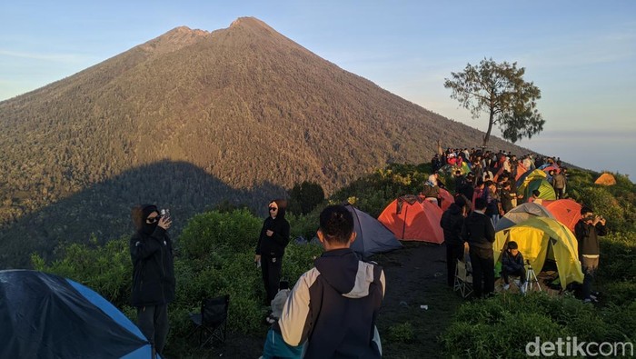 Suasana puncak Bukit Gedong menghadap Puncak Gunung Rinjani, Lombok, NTB, Minggu (6/4/2025). (Ahmad Viqi/detikBali).