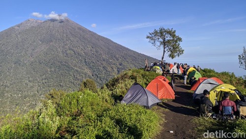 Suasana puncak Bukit Gedong menghadap Puncak Gunung Rinjani, Lombok, NTB, Minggu (6/4/2025). (Ahmad Viqi/detikBali).