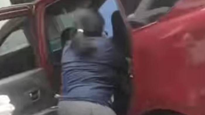 Tangkapan layar wanita melahirkan di dalam mobil taksi online di Maros.