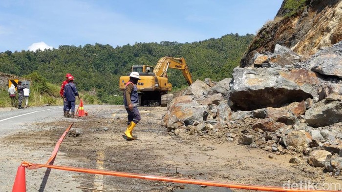 Tebing batu longsor di Jalur Pansela Trenggalek-Tulungagung