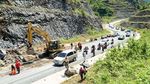 Tebing Batu Setinggi 20 Meter Longsor di Jalur Pansela