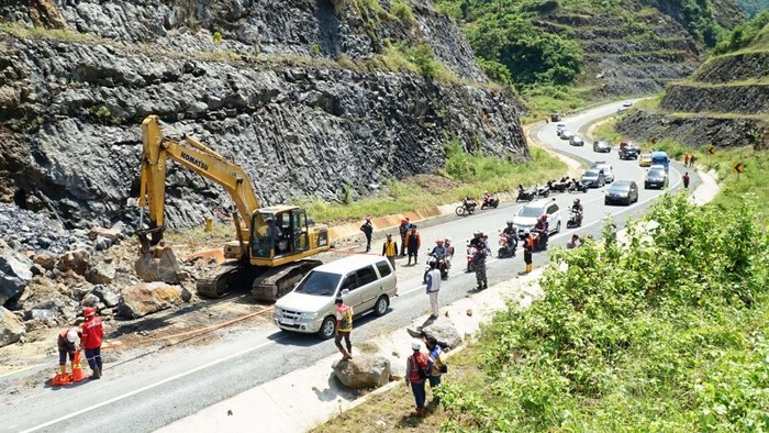 Tebing batu setinggi 20 meter longsor di ruas Jalur Pantai Selatan (Pansela) Trenggalek-Tulungagung, Minggu (13/4/2025). Akses lalu lintas dari kedua arah sempat ditutup.
