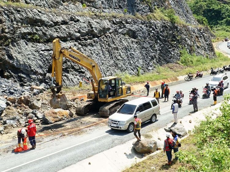 Tebing Batu Setinggi 20 Meter Longsor di Jalur Pansela