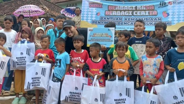 Thariq Halilintar salurkan ribuan pakaian dan bantuan sekolah untuk korban bencana.