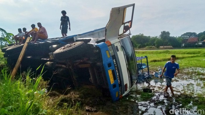 Truk muatan galon air mineral ambruk di Delanggu, Klaten, Minggu (13/4/2025).