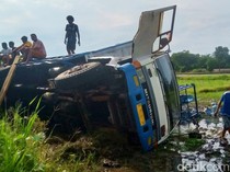 Brukk! Truk Muatan Galon Air Mineral Terguling di Sawah Delanggu Klaten