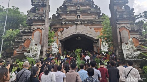 Umat Katolik memasuki Gereja Yesus Gembala Yang Baik seusai perarakan palma, Minggu (13/4/2025).