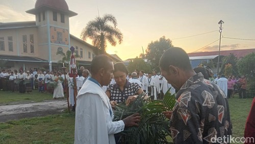 Umat Katolik mengikuti perayaan misa Minggu Palma di Gereja San Juan Lebao, Minggu (13/4/2025).