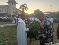 Sorak Hosana Warnai Misa Minggu Palma di Flores Timur