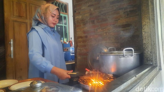 Umi bos Juragan Petis di Desa Pagerharjo Kecamatan Wedarijaksa tidak pernah sepi, Minggu (13/4/2025).