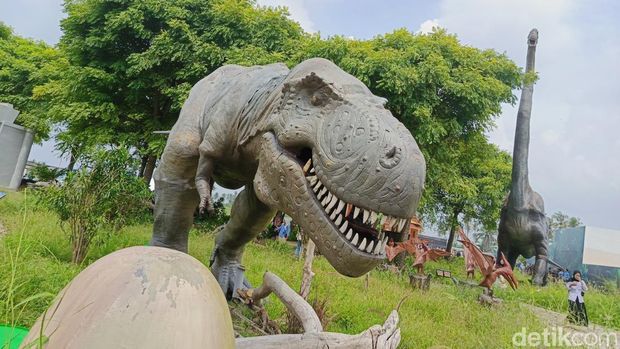 Wahana Hutan Dinosaurus di Jungle Sea