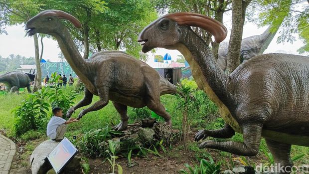 Wahana Hutan Dinosaurus di Jungle Sea